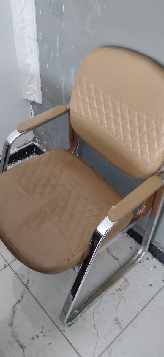 ميز مكتبي حجم 140 cm و 3 مقاعد ثابته . للبيع 150 الف كلهن


**إذا كنت صاحب هذا الإعلان وتريد حذفه لأي سبب، رجاءا أرسل رسالة إلى الدعم الفني**