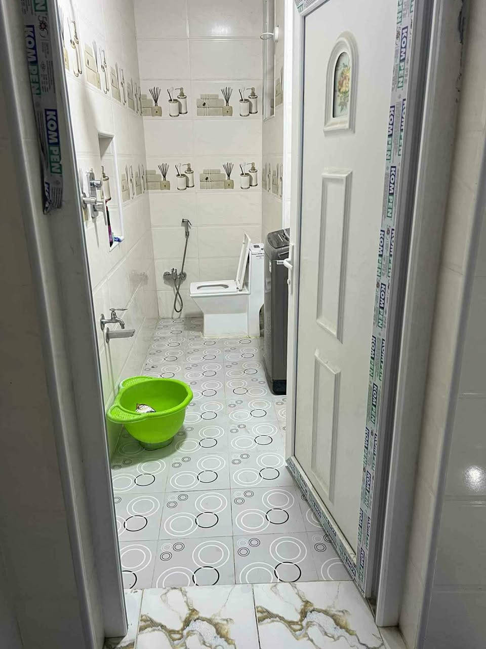 السلام عليكم عندي دار للبيع المساحه الكليه 200 متر طابو زراعي سند 25 تحويل مباشر باسم المشتري متوفره كل الخدمات حي الجزائر بناء حديث وجديد سعره165 وبي مجال الاستفسار  اتصل على رقم الهاتف‏‪***********‬‏
