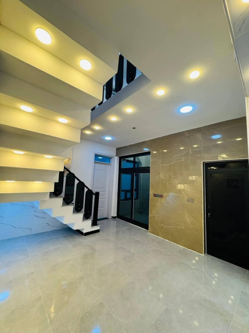 بيت للبيع 
🔹 المساحة: 100 متر 🔹 البناء: طابقين 🔹 الواجهة: 6 وربع 🔹 النزال: 16 🔹 الموقع: بغداد الدورة البوعيثة مجمع السلطان الثاني
🔹 التفاصيل:
3 غرف نوم
استقبال
صالة
مطبخ
صحيات عدد 2
🔹 السند: طابو زراعي سند 25
🔹 المعاملة: تنازل شركة + إقرار محكمة
💰 السعر: 136 مليون دينار
📞 للاستفسار: ***********
📱 يوجد واتساب
