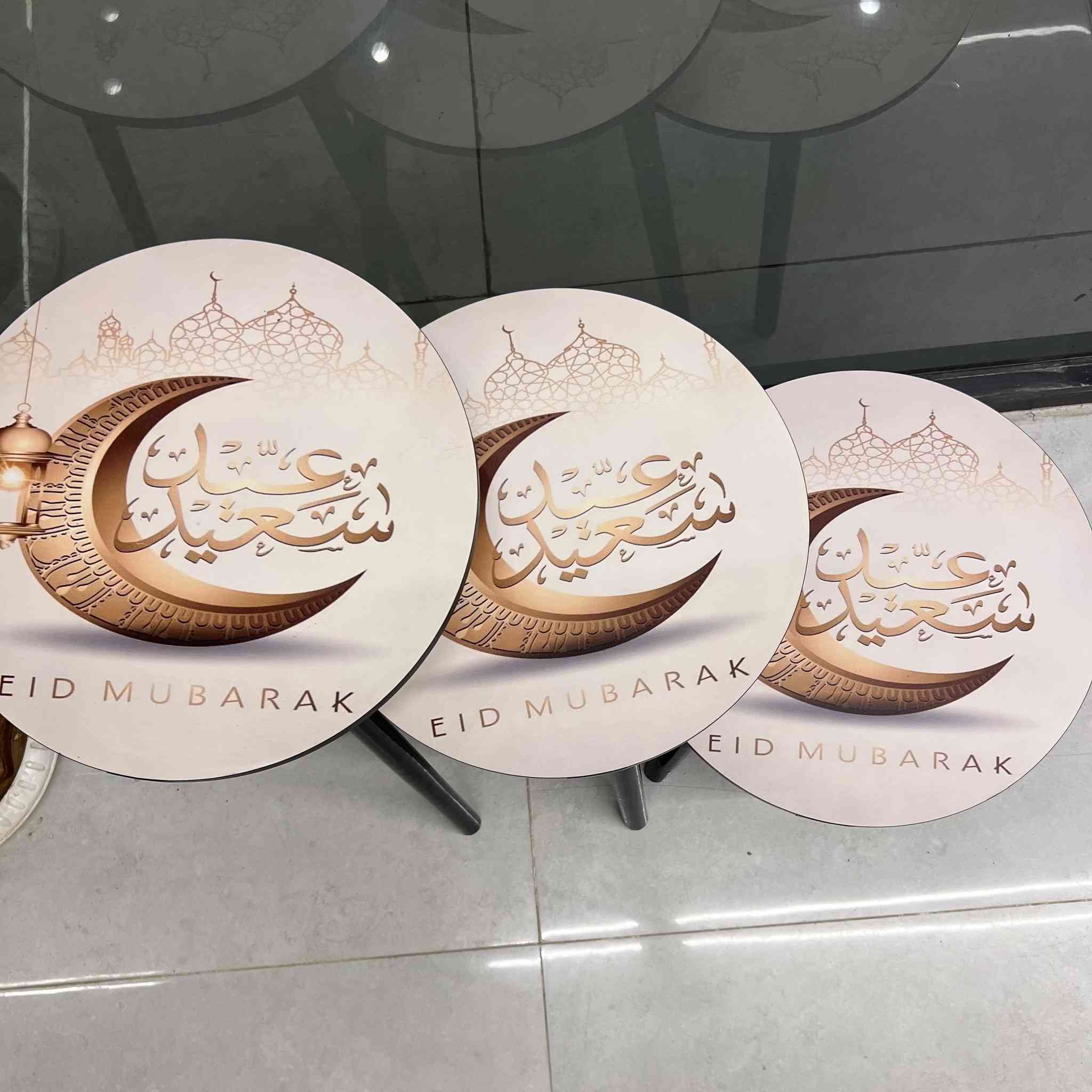 ✨ أجواء العيد تكتمل مع طقم طاولات ضيافة عيد مبارك – موديل X-2510 ✨  

3 طاولات دائرية أنيقة بتصميم إسلامي مزخرف تضيف لمسة فخامة وبهجة لبيتك 🕌  

✔ أسطح مطبوعة بعبارة EID MUBARAK مع زخرفة الهلال والفانوس  

✔ ثلاث طاولات بأحجام مختلفة يمكن ترتيبها بشكل متداخل أو منفصل  

✔ أرجل سوداء أنيقة تعطي تباينًا واضحًا مع السطح المزخرف  

✔ مثالية للتقديم والديكور في أجواء العيد  

السعر :33000 بدل 55000 الف فقط

توصيل مجاني :متفرة 13 قطعة فقط 

➡️ خيار مثالي لضيافة العيد ولمسة موسمية راقية في بيتك.  

#طاولات #ضيافة #عيد_مبارك


**إذا كنت صاحب هذا الإعلان وتريد حذفه لأي سبب، رجاءا أرسل رسالة إلى الدعم الفني**
