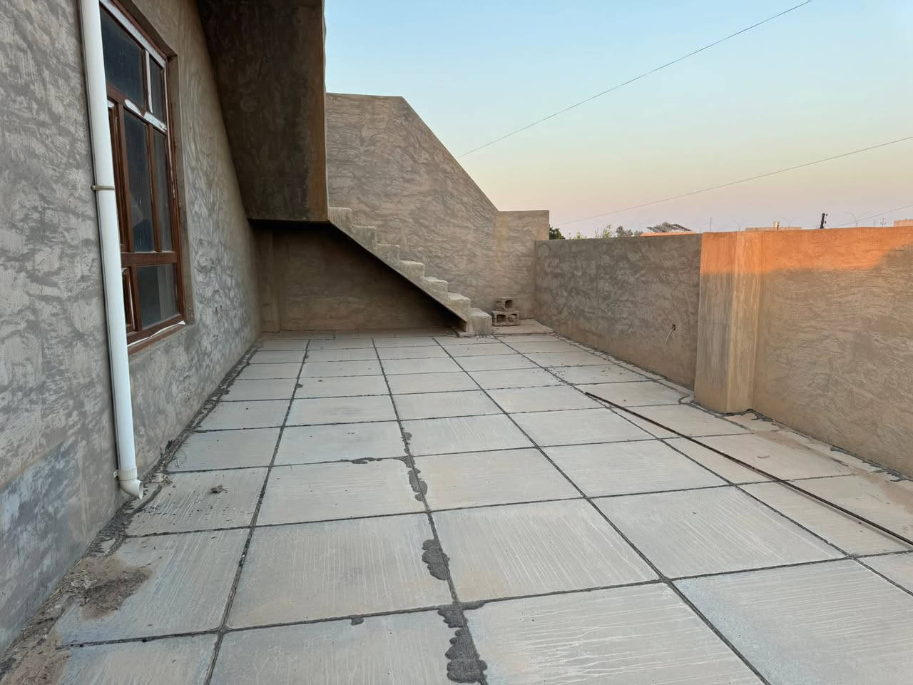 السلام عليكم بيت طابو صرف للبيع حي الجمعيه الثنايه داخل العلم صلاح الدين
البيت يعوزه بوب داخليه واناره فقط وعل تبليط مباشر 
المساحه 265 متر 
البيت طابقين 4 غرف نوم وصاله كبيره وربعه مطبخ وهول حار بارد وسياج والصطح شتايكر شغل درجه اوله
السعر 80 وبي شوي مجال الشراي يتصل ***********
