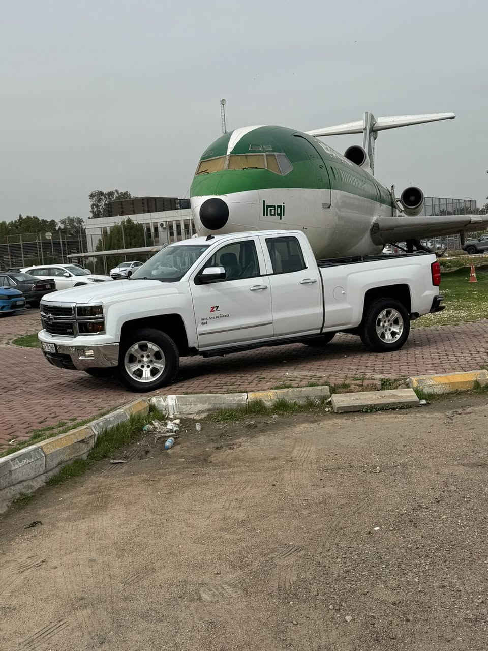 السلام عليكم 
للبيع فقط 
سلفرادو 2014 بدي طويل وارد امريكي حادثهه جاملغ امامي وبالعراق بيهه قطع صبغ بدون دواخل نهائي 
رقم بغداد الجديد بأسمي معفيه من الكمرك 
سنويه وهزه جديده 
محرك 5300 
كير تعليك 
عليهه ترفيعه فقط تعديل مستوى السياره يعني مملعوب بالصدر 
فول مواصفات ltz (z71) ميحتاج اذكر المواصفات 
4x4
ماشيه 150mi
 
السعر 146 بيهه مجال جدا بسيط 
مكان السياره بغداد حي العامل 
***********
***********
