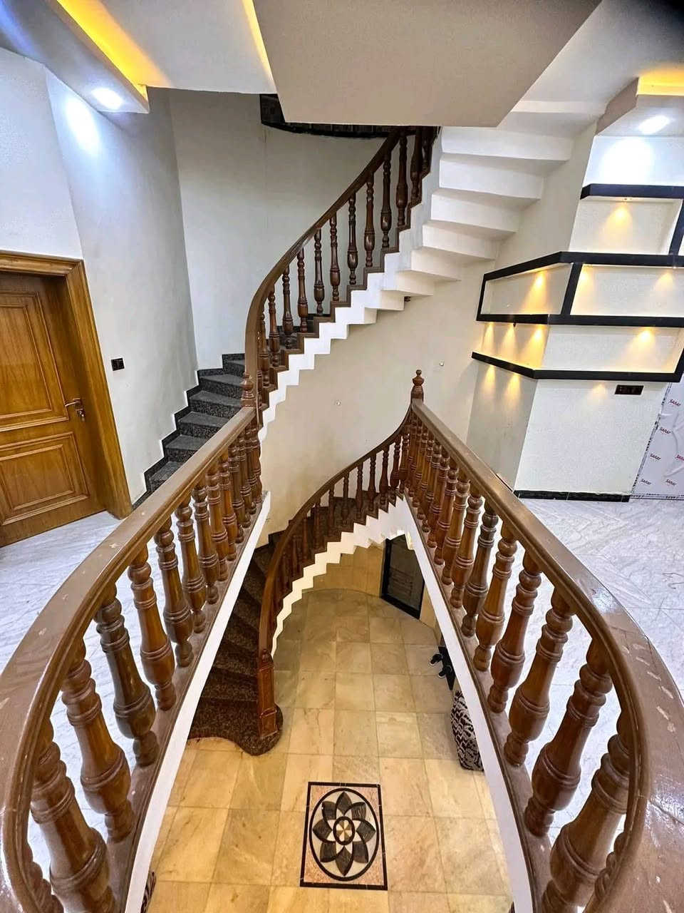 بيت للبيع والايجار بحي اور والثاني بشارع بغداد الشراي يجي خاص اويتصل برقم ***********بي وتساب
