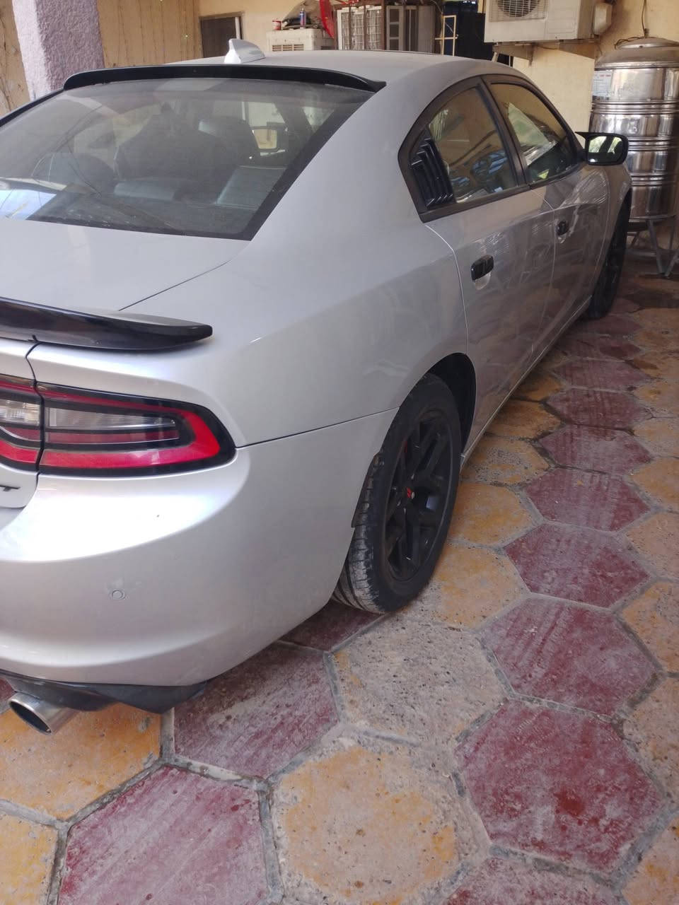 سلام عليكم للبيع جارجر
فئه SXT بلاص يعني فول موصفات
حادثها بل منشور تخريب بدون تبديل ولا دواخل 
وبل عراق مكفوله مابيها اي شي 
سيارة جديده بيها دبات صالنصات رياضي
رايدها 250وبيها مجال سيارة بسمي تحويل مباشر 
مكاني البياع ***********
