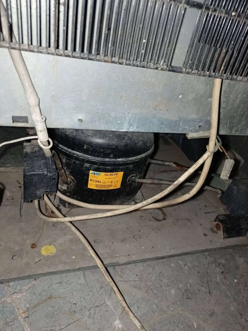 ثلاجة عارضة نوع ايكور غاز بلادي شرط الشغل سعر ١٦٥الف ***********
