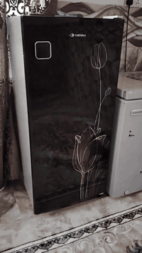 ثلاجه متوسطة الحجم نضيفه كلش مداخله تصليح ابد لون اسود ترهم لغرفه للات...