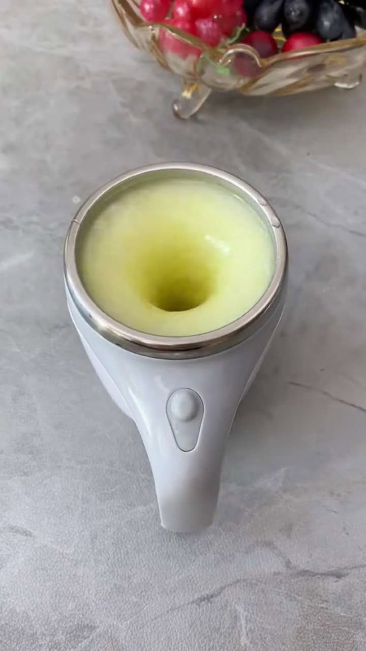 عروض عروض رأس السنه 😍

متوفر بي لونين الأبيض والجوزي 

الاستخدامات

خلط القهوة والنسكافيه والكابتشينو والكاكاو والحليب بسرعة وبدون ملعقة

إذابة السكر والعسل والمبيض ومساحيق البروتين والمكملات

مزج الأدوية السائلة الخفيفة أو المشروبات الباردةالدافئة في المنزل أو المكتب

مناسب للاستخدام اليومي والسفر وخيار عملي لمن لا يرغب بالاتساخ بالأدوات

المميزات

سعة 380 مل موضحة على العبوة

بطانة من الستانلس ستيل الغذائي SUS304 سهلة التنظيف ولا تحتفظ بالروائح

تقليب مغناطيسي تلقائي: ضغطة زر على المقبض تولِّد دوّامة تقليب متجانسة خلال ثوانٍ

محرّك داخلي يعمل ببطاريتين AAA (No.7) – اقتصادية وسهلة الاستبدال

غطاء محكم مع حلقة مطاطية للحد من الانسكاب وحفظ الحرارة لفترة أفضل

قضيب تقليب مغناطيسي منفصل (البيضة البيضاء) يُزال ويُغسل بسهولة

جسم خارجي مريح بمقبض واسع، وتصميم بسيط متين للاستخدام اليومي

مواصفات تقنية

السعة: ≈380 ml

مصدر الطاقة: بطاريتان AAA (غير مرفقة)

البطانة الداخلية: Stainless Steel SUS304

التشغيل: زر واحد للتقليب التلقائي

بلد المنشأ: الصين

قطر الكوب 9 سم

ارتفاع الكوب 13 سم

التوصيل بغداد 3 الاف باقي المحافظات 5 الاف

السعر: تواصلو مع ***********
