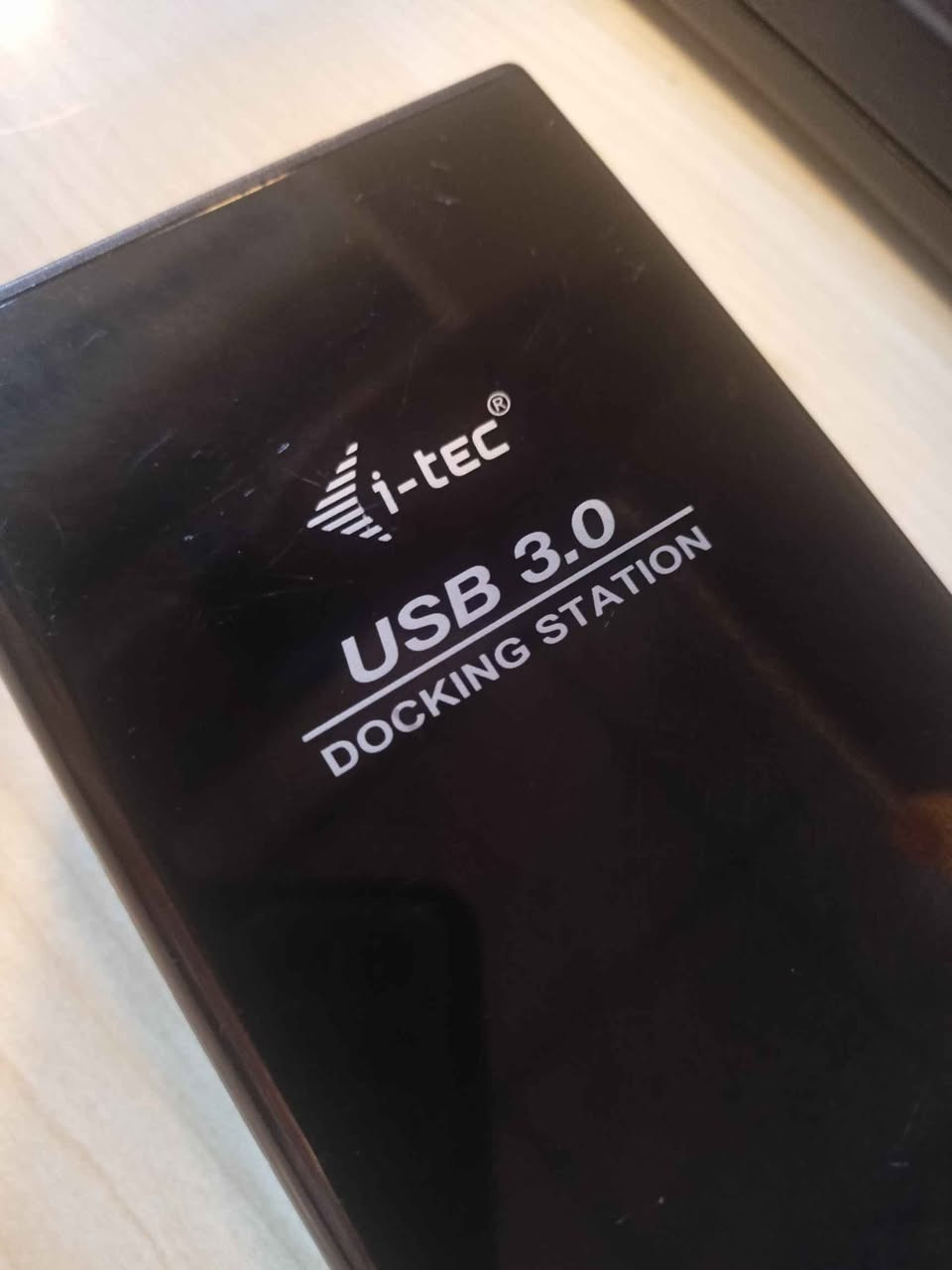 قاعدة شحن لأجهزة الكمبيوتر المحمول (Laptop Docking Station) من شركة i-tec.

تُستخدم هذه القاعدة بشكل أساسي لتحويل الكمبيوتر المحمول (اللابتوب) إلى محطة عمل متكاملة عن طريق توصيل سلك واحد فقط بالكمبيوتر. تتيح لك القاعدة توسيع منافذ اللابتوب المحدودة وتوصيل العديد من الأجهزة والملحقات الإضافية في نفس الوقت
مع خاصية توصيل شاشات عدد 2

السعر 35 الف يشمل التوصيل لكل محافظات العراق... موصل, نينوى


**إذا كنت صاحب هذا الإعلان وتريد حذفه لأي سبب، رجاءا أرسل رسالة إلى الدعم الفني**