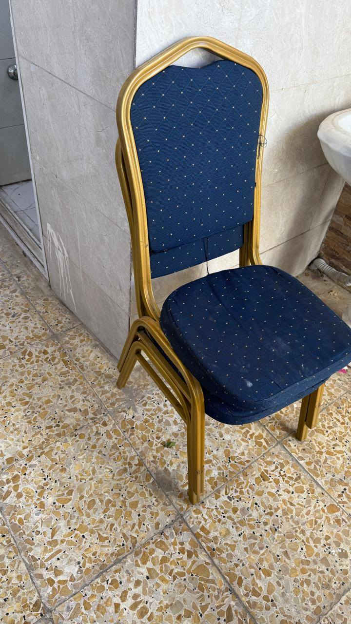 6 كراسي وميز طعام وثنين قطع فرديات تخم تسكام و4 طبلات كولهن زينات بس يرادلهن غسل مابيهن اي كسر او شي بس الطبلات شويه ابيعهن شلعه ب100 قفل وماعندي توصيل المكان حي الجهاد قرب الاربع شوارع 
للتواصل ع الواتساب مراسله فقط ***********
