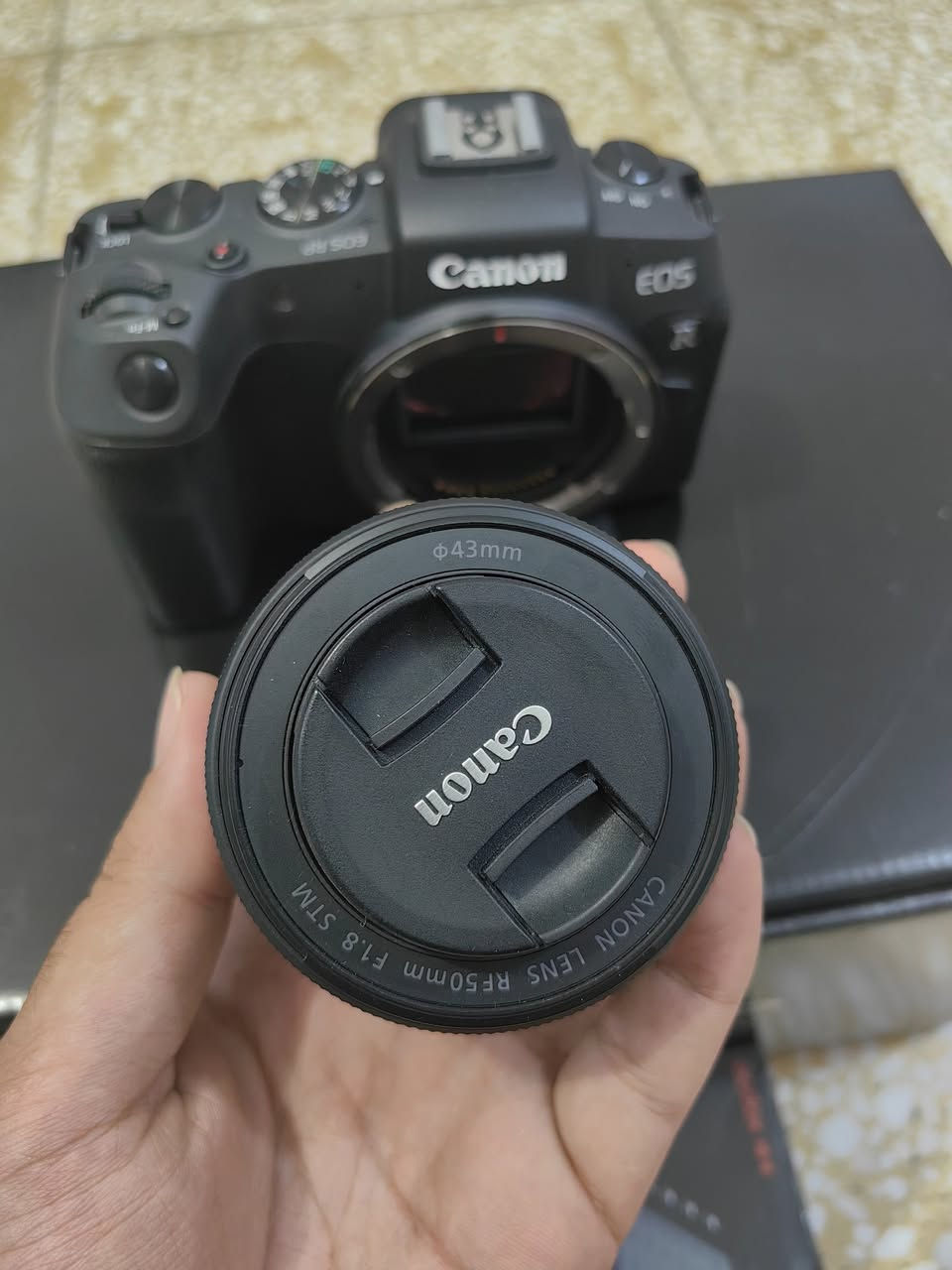 السلام عليكم للبيع كامره كانون rp  جديده كلش 
الشتر 800 صوره 
وعدسه 50mm rf  جديده ملش 
مع ملحقات 

1 كامره كانون rp 
2 عدسه 50mm
3 رام 64 من شركه lexar 
4 فلاش godox 860 lll kit ما مسدخدم بس مفتوح من الكاتون 
5 تريكر godox  x pro 
6 نوعين اضاءه مه ستاندات 
7 سناند بس مفتوح من الكاتون من شركة k&f concept
8 كت تنظيف جديد من شركه k&f concept 
9 ادابتر بس مفتوح من الكاترون 
10 سوفت بوكس قياس 90 جديد ما مستعمل  من شركه triopo 
11 كت ريفلكتر جديد مفاتحه 
12 سناتد باكرواند الارتفاع متر ونص والطول مترين 

السعر مليون و650 وبي مجال كلش بسيط 

يوجد توصيل 
 للأستفسار خاص او الاتصال ***********
