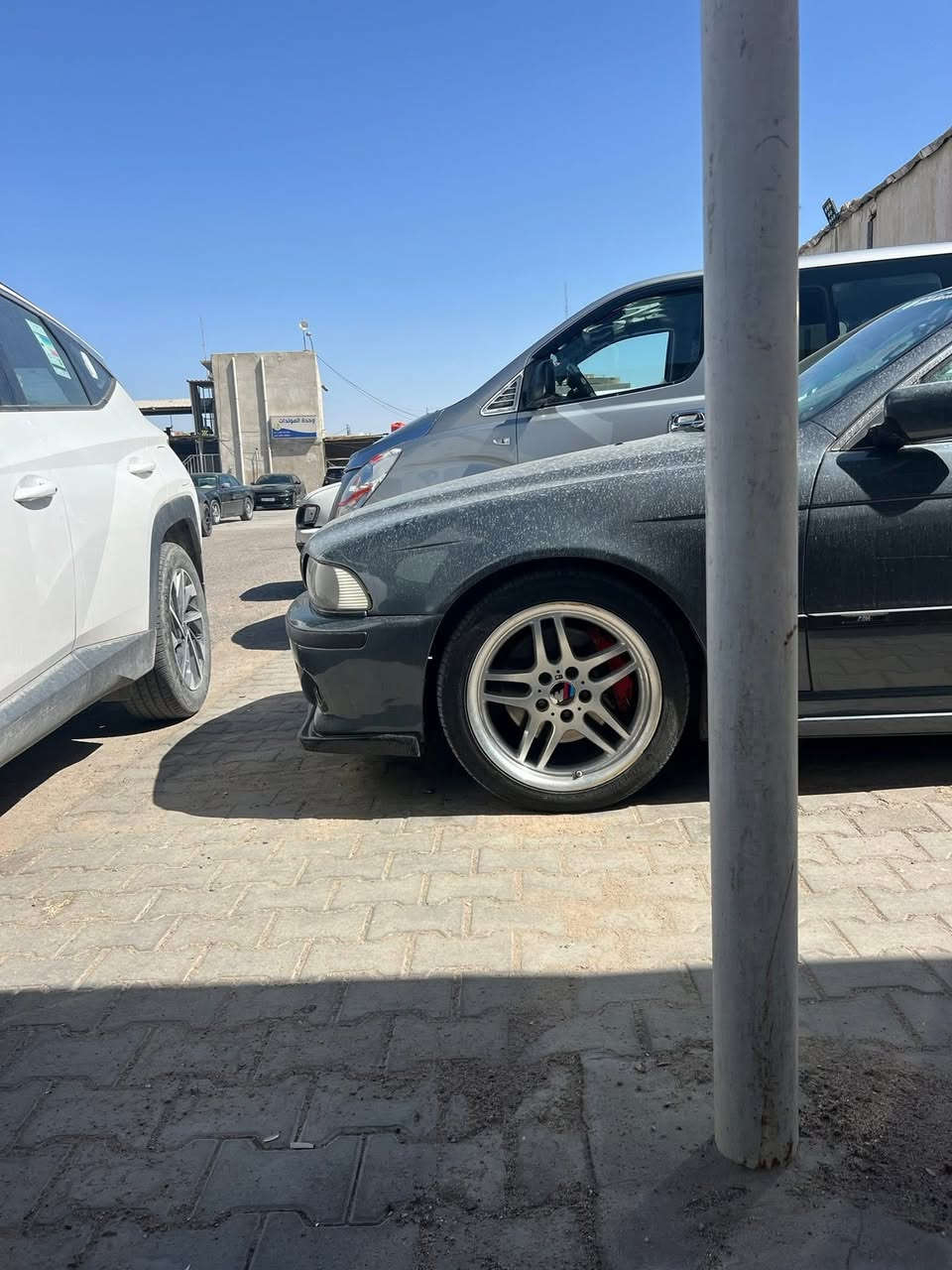 بيع او مراوس حسب القناعة

BMW E39 544i v8 موديل 2000
السيارة رقم بغداد وباسمي 
🔹 المحرك:
V8 سعة 4.4 لتر 
🔹 الهيكل :
 • السيارة مصبوغة صبغ عام للجمالية فقط(صورها قبل الصبغ موجودة)

🔹 المواصفات الأصلية (بلادي):
 • بردات يدوية بالأبواب الخلفية
 • بردة جامة خلفية كهربائية
 • شاشة بلادي   
•  GPS بلادي
 • نظام صوت بلادي (4 سماعات + تويترات +سبووفر نوكيا)  
 • كشنات كهرباء مع ذاكرة حفظ 3 وضعيات لكرسي السائق
 • حساسـات خلفية
 • صندوك بصمة
 • مرايا جانبية شفط
 • تبريد بتحكم منفصل يمين ويسار
 • دبل جام (نادر بهالموديل)
 • مراية وسطية ضد التوهج
 • Airbag

🔹 الإضافات :
 • منظومة LED:
ناصي لد أبيض + ليزر أبيض / عالي لد أصفر
💰 كلفت 400$
 • سوارات LED لون أحمر بقدرة 45 واط حقيقي
 • فان كهربائي (تنسى موضوع الحماوة)
 • سبايدر خلفي سلّم
 • منفذين كزوز (واحد حقيقي + واحد شكلي)
 • لحية فايبر
 • دوسات فايبر عمل خاص – شغل مميز
💰 كلفت 200$
 • ستيرن X6
 • قبضة گير كوبرا
 • صاجية گير كاربون فايبر M5
 • كفر دسكـات أحمر بريمبو

🔹 M Package بلادي:
 • جاية من الشركة كت M5 خارجي
 • غرفة M5 لون رصاصي
 • ويل M5 تو سايز
  
🔹 صيانة حديثة:
 • بلكات جديدة
 • فيتبم جديد
 • نوزلات جديدة فلتر بانزين جديد 
 •تخم تاير جديد 

🔹السعر 125$ بي مجال
الهاتف: ***********
