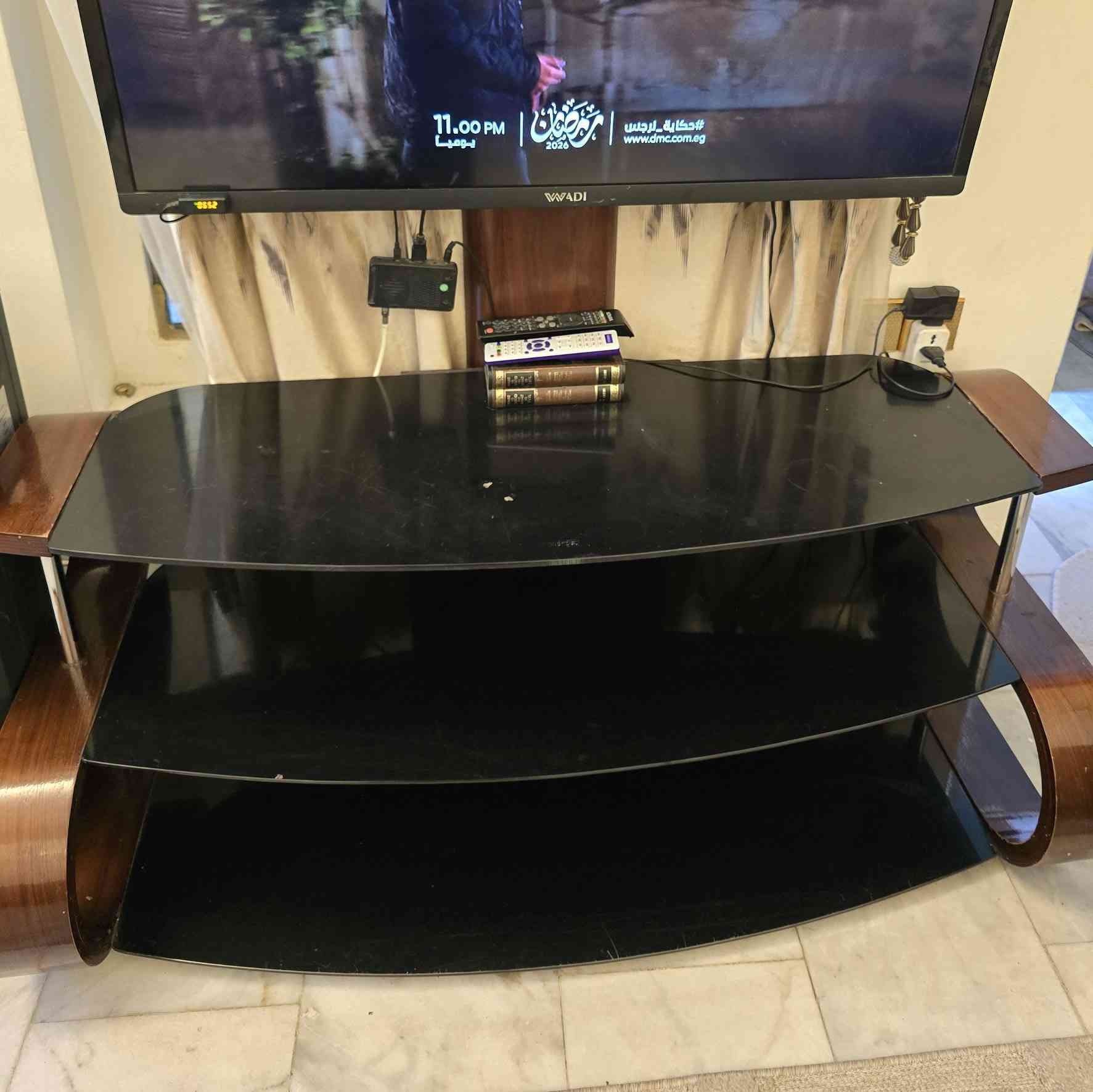 السلام عليكم تخم للبيع سبع مقاعد تركي مع طبلات خشب زان مع ميز تلفزيون تركي السعر ٥٠٠   رقم التليفون  ***********
