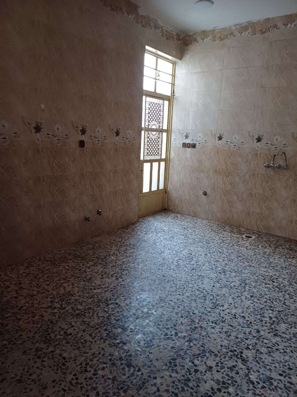 مشتمل 50متر للبيع في منطقه الشعب حي الربيع يحتوي عل غرفتين نوم ومطبخ وخدمات واستقبال الواجهه 5والنزال 10 طابو زراعي سند 25اقرار محكمه للاستفسار الاتصال عل الرقم ***********
