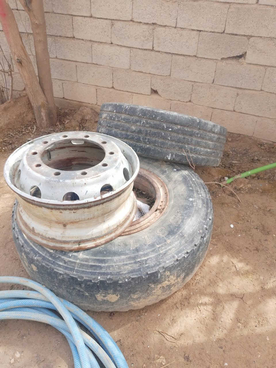 السلام عليكم محجر مال عربانه عنتر عدد 3 ثلاثه محجرات للبيع تاير عشرين هوه وجوب ويل للبيع ويل كلابي نضيف بشرط لتواصل والاستفسار اتصل ع رقم مكان قريب قرتبه الرقم/***********
