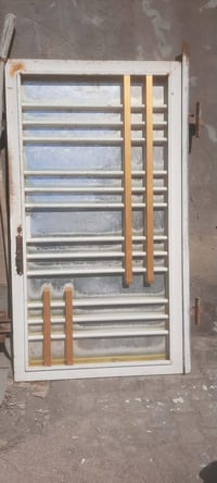 للبيع باب الحديد 75 الخشب الباب ع 35 ارتفاعه 2متر عرضه 1متر  078310700...