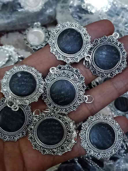 كلايد حجر عباس اباد جاذب المغناطيس سعر القطعه ١٠٠٠ دينار جمله فقط اقل طلبيه ١٠٠ قطع لصحاب البيجات لناس على باب الله الفحص أمام المندوب يوجد توصيل لجميع المحافظات رقم الحجز الواتساب ***********
