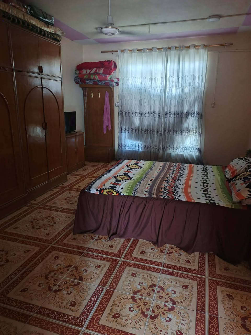 السلام عليكم ورحمه الله وبركاته 
بيت للبيع ملك صرف مساحه 180 واقع حال 300 متر طابقين  يحتوي على ثلاث غرف. نوم صاله استقبال مطبخ ومجمع صحي داخلي ومجمع صحي خارجي  علمن طريق قيد الانشاء مجاري وسبيس العنوان شارع 80 محيزم خلف مجمع. السلام. السكني للمعلومات الاتصال على الرقم التالي ***********
