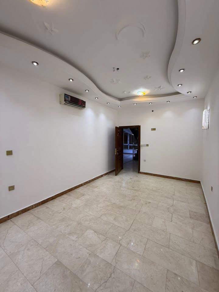 بيت حديث للايجار في كراده خارج قرب شارع العام تفاصيل ٥ غرف نوم وصاله عدد ٣ وصحيات ٣ وشلال داخلي ومخزن كبير وكراج مساحه العقار ٢٥٠ متر سعر الايجار ٣٠ ورقه للاستفسار ***********
