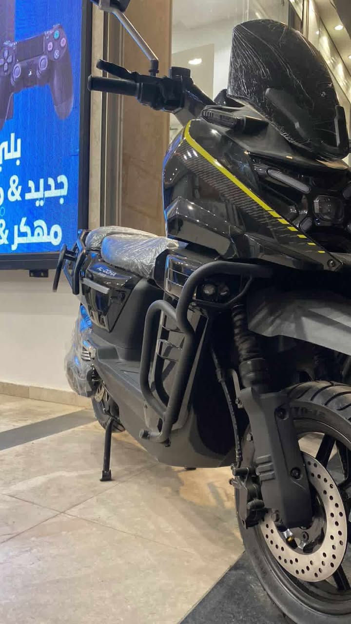 لود اسود
3000ملف
سرعتها 80
55A -72V
  يعني تمشيك 105km 
الدراجة دبل اشارة واشاره جانبية 
كل شي شغال وماصار اقل الاسبوعين من مشتريها
مستعجل بالبيع
التواصل على هذا الرقم ***********
