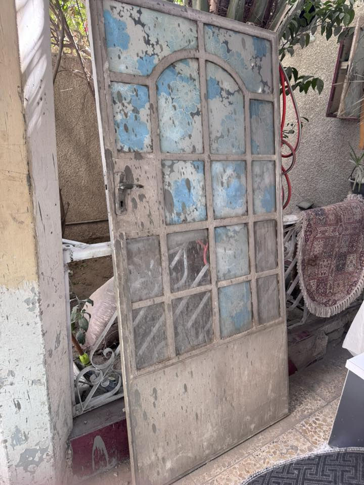 السلام عليكم 
شبابيك حديد ثقيل عدد ٢ مترين بارتفاع متر ونص 
بيبان خشب ثقيل مع الجرجوبه عدد ٢ كلش نظيفات 
باب حديد وجام ثقيل 
كلهن ب٥٠٠ الف وبيهن مجال 
مكاني حي اور 
***********
