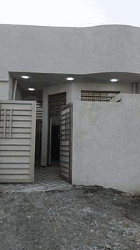 سلام عليكم بيت في حي الحكيم
نزله التمايمه قريب على الشارع العام مساحه 100 متر 
الوجه ٥ والنزال ٢٠ البيت مرقم بلديه بناء ٢٠٢٥
عرض الشارع ٢٠ يحتوي البيت على غرفه وصاله ومطبخ واستقبال ومجموعه صحيات داخليه وخارجيه للاستفسار
اتصال على الرقم ***********
