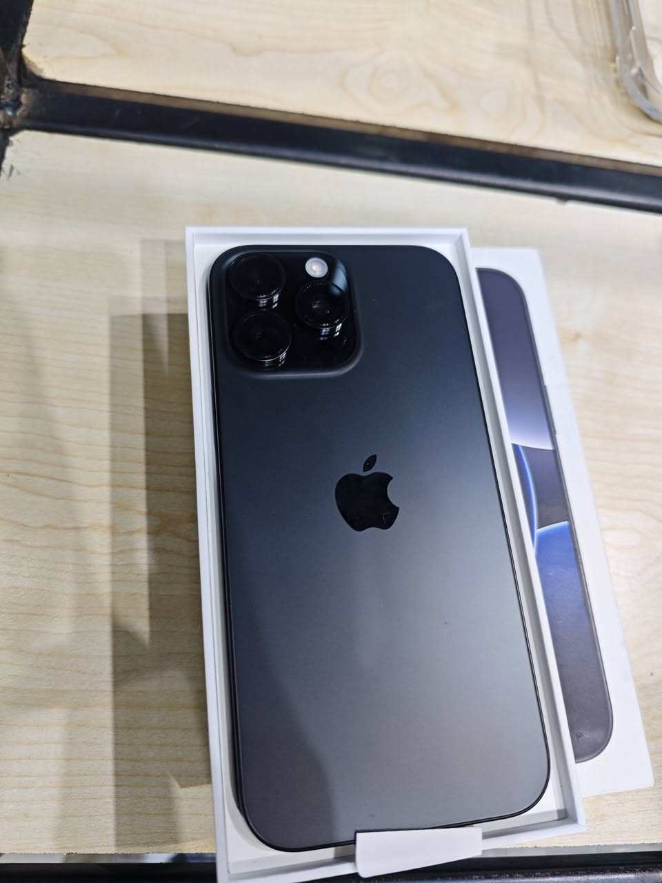 سلام عليكم 

ايفون 16برو ماكس جديد مشحون مره وحده وحده فقط 
ذاكرته 256 
النضافه 100٪100 
غراضه ويا كيبل وكامل 
بس الكارتونه مالته مختلفه يعني مو مال الجهاز نفسه مختلطه وي جهاز 16ثاني وبس هاي الملاحضه بي سعر 1600.000وبي مجال 
مكاني كربلاء الاستفسار على الرقم 

***********
