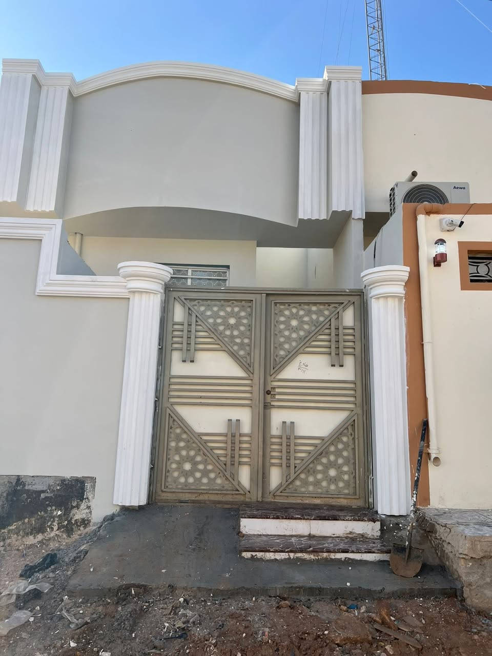 سلام عليكم منزل 🏠 مساحة 100 مترفي حي نداء منطقه 58 خلف شارع 60رقم العقار 58290 سند بأسمي المنزل الاساس  كونكريت والسقف كونكريت طابوك نهروان السطح شتايكر سيراميك هندي تأسيس الكهرباء وماء درجه أولى شغل جناي يتكون من غرفه ومطبخ وصاله واستقبال سند طابو صرف بأسمي للاستفسار ***********@إشارة
