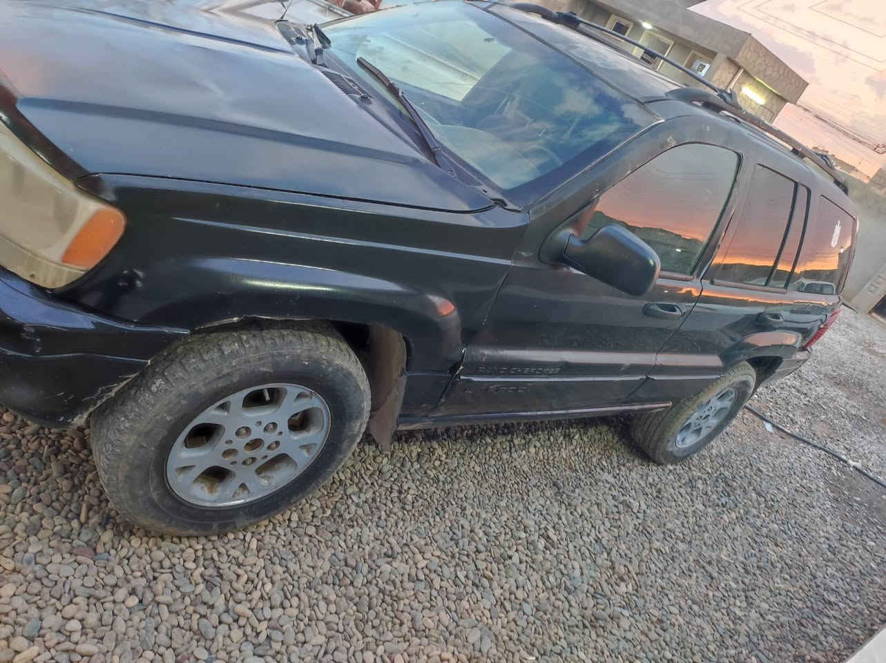 السلام عليكم جيب شيروكي مامسجل ادوات  كير ومحرك بطه 2500شرط صدر ورا جدام نضيف  تواير جدد وياله جدد كهربائيات كلها شغاله دشبول جديد بطاين جدد مناقصه شي سعر 16وبيه مجال ***********
