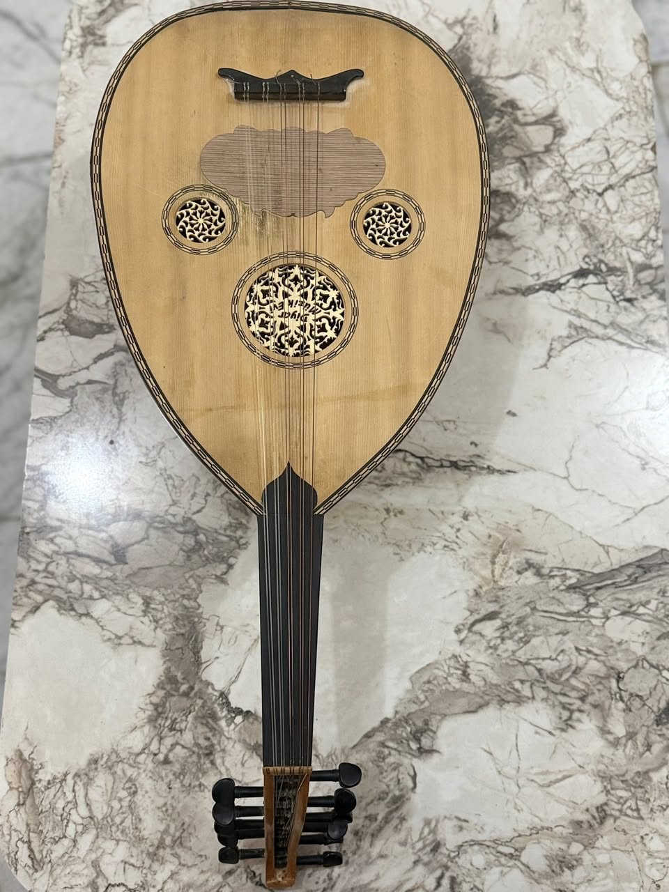 السلام عليكم 
عود صناعة تركية 
نظيف جدا كما موضح بالصور 
سعره 100 بي مجال بسيط 
مكانه حله - المركز 
للاتصال -***********
