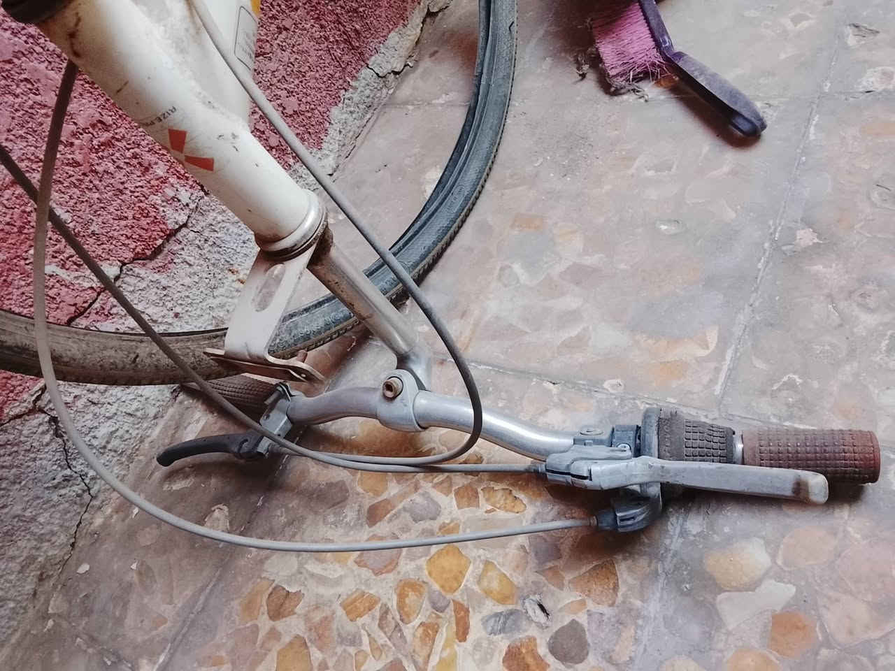 بايسكل للبيع كلش نظيف و استخدامة قرابة الشهرين صارلة هواي متروك بس بريكات و كير و كلشي شغال بي بس نقص تاير و چوب ما يكلفن 10  ما متاكد إذا الحجم 28 او 26 الف سبب البيع لعدم التفرغ البايسكل آني ماخذة ب150 أبيع ب75 و بي مجال مكاني بغداد الزعفرانية تكدر تدخل خاص او رقمي واتساب ***********
