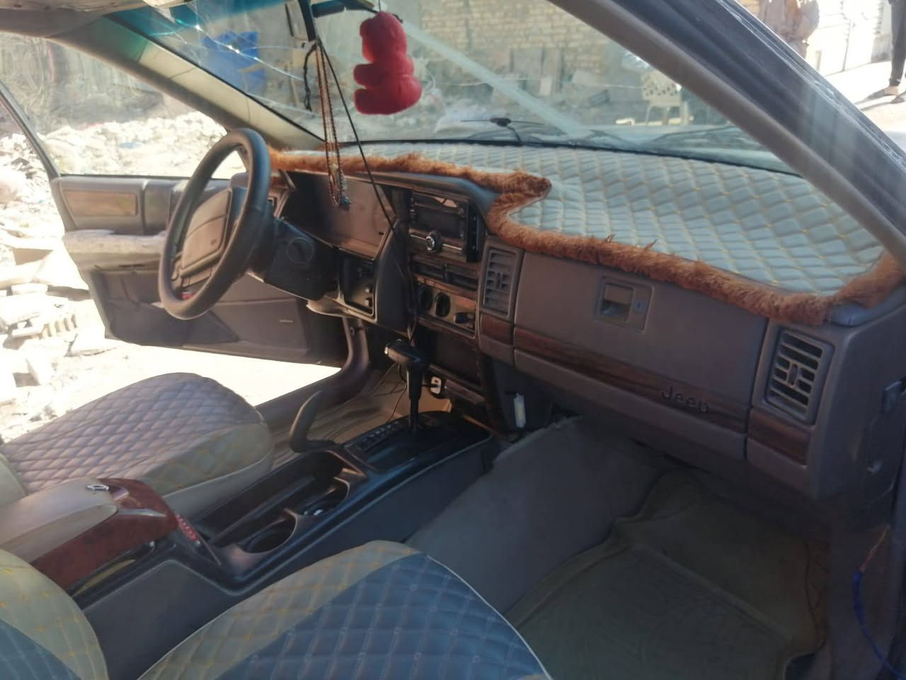 إسلام عليكم جيب شيروكي موديل ٩٤ محرك بطة ٦ سلندر كهربائيات كلها شغالة دوشة جديدة تخم  تايرات جديد كراسي كهربائية رقمها بغداد سنويه ساقطه 10ايام السعر45 أو بيها مجال السيارة بسمي او رقمها بغداد مميز الهاتف   *********** مكان السيارة بغداد حسينية الراشدية
