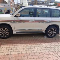 تویوتالاندگرۆز 2010gxr v8تەنها 3پارچەبۆیاغ لای سەکنی ناوەوەی گرتیە مەک...