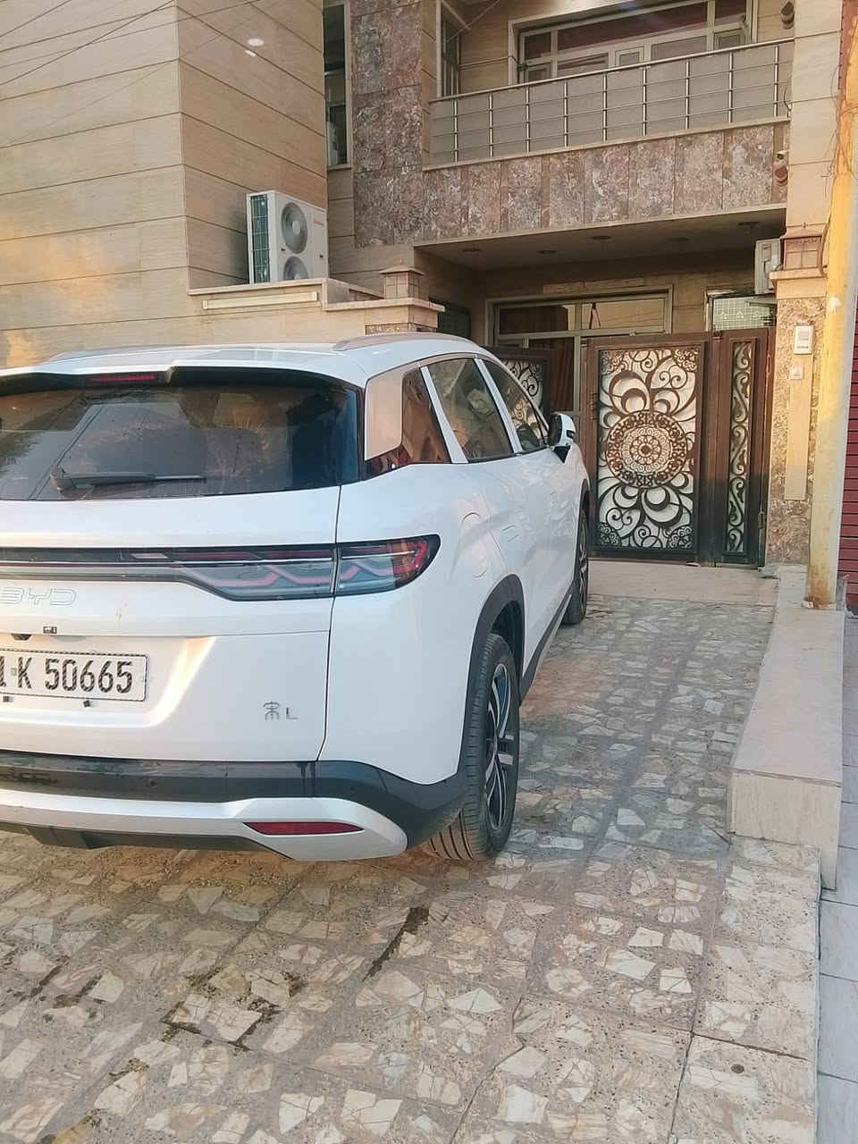​🚗 للبيع: بي واي دي سونج ال (BYD Song L) – زيرو بمعنى الكلمة!
السيارة جديدة جديدة بكل معنى الكلمة، شبه زيرو وماشية 400 كيلومتر فقط! نظافة تامة وبحالة الوكالة، ومجهزة بملحقات إضافية وجاهزة للاستلام فوراً.

​🔹 تفاصيل ومواصفات السيارة:

​الموديل والفئة: BYD Song L (فئة النص فول).

​الممشى: 400 كم فقط (بحالة الزيرو).

​الكراسي: الكرسي يجي تحكم كهرباء (كرسي واحد كهرباء الخاص بالسائق، وهو الميزة الأساسية بفئة النص فول مقارنة بالفول اللي يجي بيها اثنين).

​السقف: سقف بانوراما بالكامل.

​الكاميرات: نظام 4 كاميرات محيطية (رؤية 360 درجة) لكشف كامل زوايا السيارة.

​الشحن والملحقات: بالاضافة لملحقات الوكالة، تم شراء شاحنة جديدة إضافية قوية بقدرة 16 أمبير تشحن السيارة بكفاءة وسرعة عالية.

​الداخلية: صالون جلد فاخر بلون مميز (بيج/تان) وبحالة بلادها ولسه بأكياس الوكالة.

​💵 السعر:

​30,250 مليون عراقي 

​📞 للاستفسار والتواصل:

(***********)
