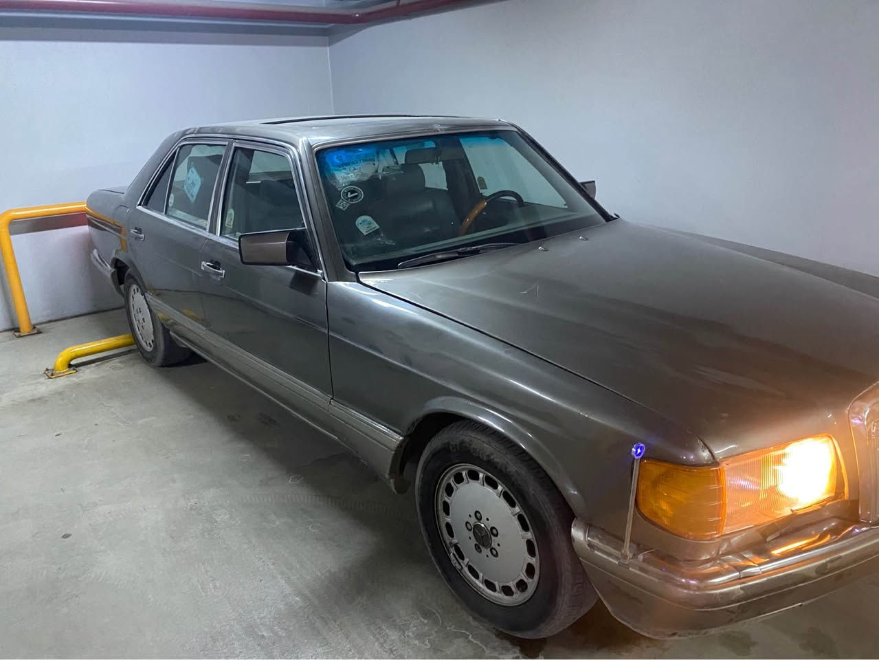 سلام عليكم مارسدس موديل 1987 رقم ديالى  هزه جديده رقم إنكليزي حاله سياره نظيفه معمره تبريد شغال كشنات جلد فتحه شغال كيجات بانزين حماوه شغال يراد ترتيبات حداديه صدر سياره مال جناي سعر مناسب عنوان الحارثيه انتصل او تراسلني  أجاوبك *********** بغداد, العراق
