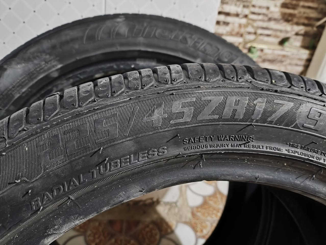 السلام عليكم
للبيع تخم تاير نص عمر نضيفات قياس 17/225/45
قيم واخذهن لان مااعرف اسعارهن ، 
مكاني ديوانيه .

‏‪0780 533 1032
