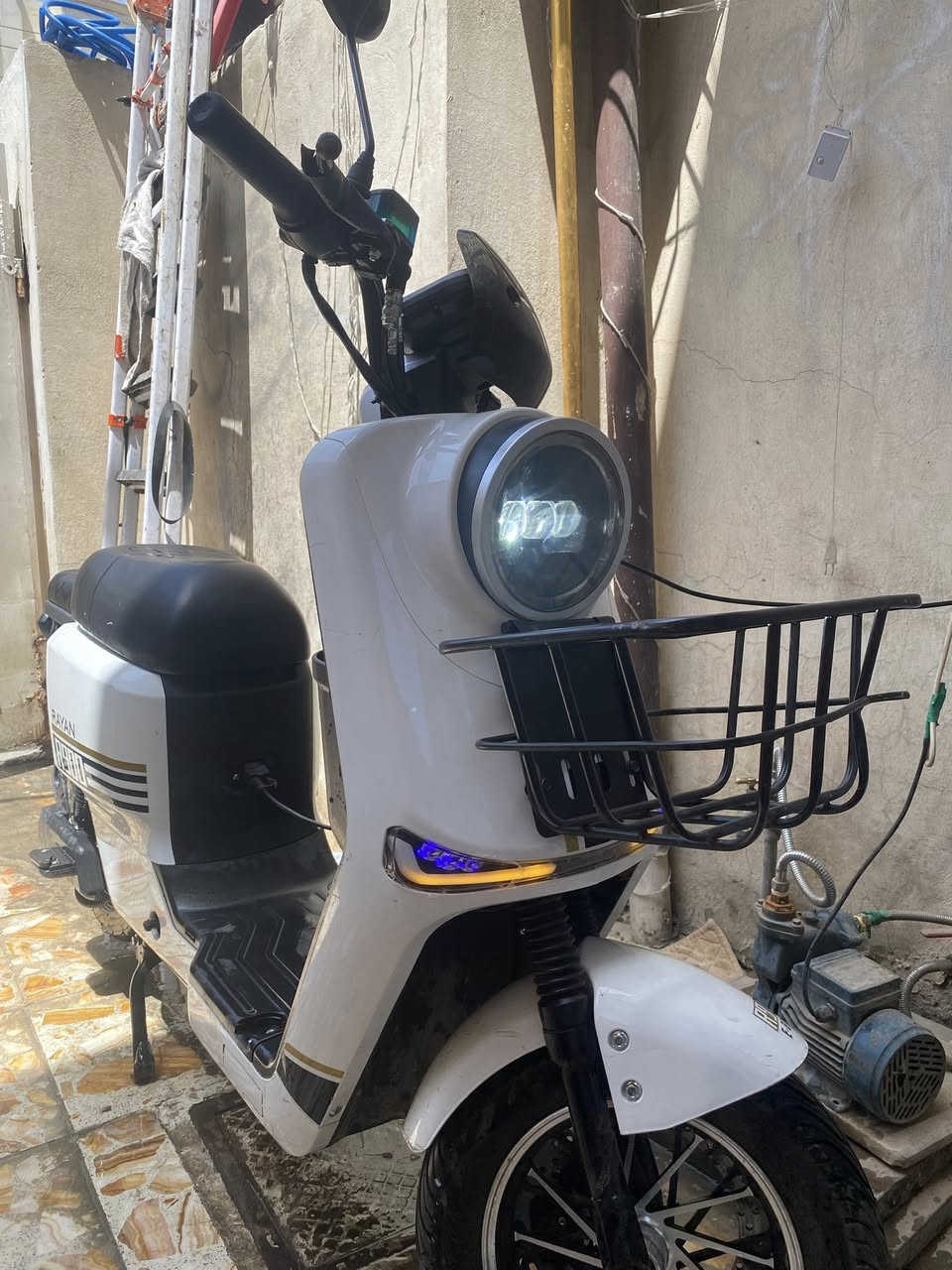 دراجه آر ٩٠٠ جديده صارلي يومين من أخذته   ٥ بطاريه فول موصفات مكاني  اليحب يتوصل هاذا رقمي ***********
