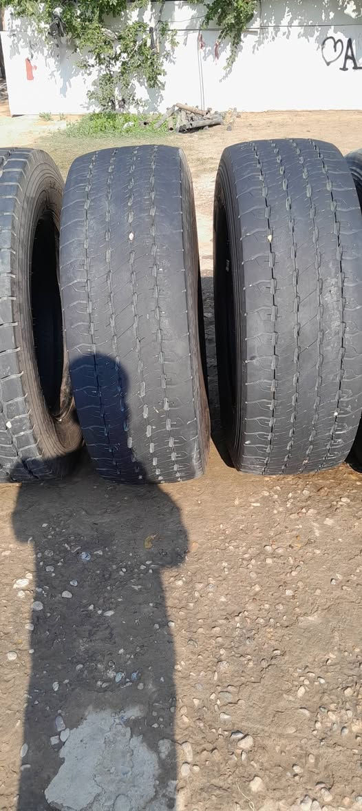 السلام عليكم للبيع تايرات حجم ٢٢/٦٠ انتاج ٢٤ زيرو ٤ازواج مكان ديالى خان بني سعد ***********
