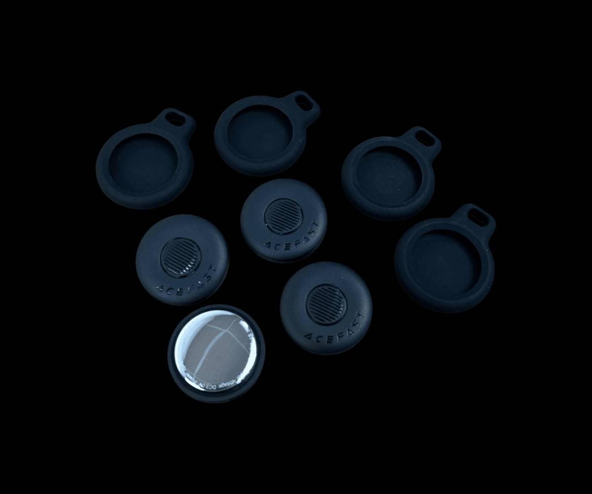 السعر 38لف و التوصيل مجاني الكل محافظات 
جهاز تتبّع ذكي (4 قطع)

الاستخدامات:

تعقّب المفاتيح، الحقائب، المحافظ، السيارات، الدراجات وحتى عربات الأطفال.

إصدار تنبيه صوتي لتحديد موقع الغرض المفقود ضمن مدى البلوتوث.

البحث العالمي عبر تطبيق Apple Find My للعثور على الأغراض المفقودة في أي مكان.

مناسب للسفر والاستخدام اليومي لتفادي فقدان الأغراض المهمة.

المميزات:

يعمل مباشرة مع تطبيق Apple Find My دون الحاجة إلى تطبيق إضافي.

بطارية قابلة للاستبدال (CR2032) تدوم حتى سنة كاملة.

تصميم صغير وخفيف (وزن 8 غرام فقط).

مدى بلوتوث فعال حتى 20 متر مع خاصية إصدار صوت للتحديد السريع.

يأتي مع أغطية سيليكون وحلقات تعليق لتثبيت الجهاز بسهولة على أي غرض.

محتويات الصندوق:

4 أجهزة تتبّع ذكية.

4 أغطية سيليكون واقية.

4 حلقات تعليق (Lanyards).

دليل استخدام متعدد اللغات.

طريقة الربط:

1. تأكد من أن جهازك (iPhone أو iPad) يعمل بنظام iOS  iPadOS الإصدار 14.5 أو أحدث.
2. افتح تطبيق Find My المثبّت مسبقًا على جهازك.
3. ضع جهاز التتبّع بالقرب من الآيفون، ثم اضغط على زر التشغيل في الجهاز.
4. سيصدر الجهاز صوتًا قصيرًا للدلالة على التشغيل.
5. على شاشة الآيفون، اختر "إضافة عنصر جديد" (Add Item) ثم اضغط متابعة.
6. عيّن اسمًا للجهاز واختر "تم" (Finish) ليصبح الجهاز جاهزًا للاستخدام.

الملاحظات:

البطارية CR2032 قابلة للاستبدال عند انتهاء عمرها.

في حالة عدم ظهور الجهاز في التطبيق، يمكن عمل إعادة ضبط (Reset) بالضغط على زر التشغيل 5 ثوانٍ حتى تسمع نغمة مزدوجة.

الغلاف الخارجي مصنوع من مادة ABS المتينة.

أبعاد الغلاف:

الطول: 10 سم

العرض: 14 سم

الارتفاع: 3 سم

لا يمكن توصيل المنتج الى كردستان العراق