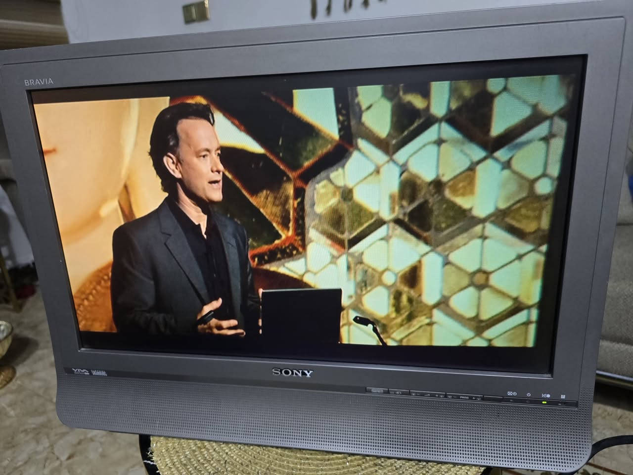 Sony BRAVIA KDL-20B4050.تاريخ الصنع: نوفمبر 2008 (11/2008) وتم تجميعها في سلوفاكيا.حجم الشاشة: 20 بوصة (51 سم)، وهي شاشة مدمجة ومخصصة للمساحات الصغيرة كالمطابخ أو غرف النوم.نوع الشاشة: شاشة بلورية سائلة LCD مزودة بتقنية محرك الألوان الذكي BRAVIA ENGINE لتحسين عمق ووضوح الصورة.الدقة (Resolution): تدعم جودة HD Ready بدقة عرض 1366 × 768 بكسل بأبعاد شاشة عريضة 16:9.استهلاك الطاقة: 60 واط كحد أقصى أثناء التشغيل، وتعمل على جهد كهربائي مستقر (220-240 فولت) المتوافق مع الأنظمة المنزلية.الوزن: 6.5 كيلوجرام شاملة القاعدة المدمجة.منفذ HDMI (عدد 1): يتيح لك توصيل أجهزة الاستقبال الحديثة (HD Receiver)، أو أجهزة الترفيه الذكية مثل (Android Box / Apple TV)، أو منصات الألعاب.منفذ للكمبيوتر VGA: يتيح استخدام الشاشة كشاشة كمبيوتر مكتبية.منافذ SCART (عدد 2): المداخل العريضة التقليدية المشهورة في الأجهزة الأوروبية.منفذ Component ومنافذ الـ AV العادية: لربط الرسيفرات القديمة أو أجهزة البلايستيشن.🔊 تقنيات الصوت الموضحة:VIVA Digital HD3D Sound (BBE): تقنية من شركة BBE مخصصة لتحسين وضوح الصوت الرقمي، وفصل الترددات العالية عن المنخفضة، مما يجعل الحوارات والكلام في الأفلام والبرامج أكثر نقاءً وبروزاً دون تشويه.Virtual Dolby Surround: تقنية معالجة تمنحك تجربة صوت محيطي مجسم (ثلاثي الأبعاد) باستخدام سماعات التلفزيون الأمامية المدمجة فقط، دون الحاجة لشراء أو توزيع سماعات خلفية إضافية في الغرفة


**إذا كنت صاحب هذا الإعلان وتريد حذفه لأي سبب، رجاءا أرسل رسالة إلى الدعم الفني**