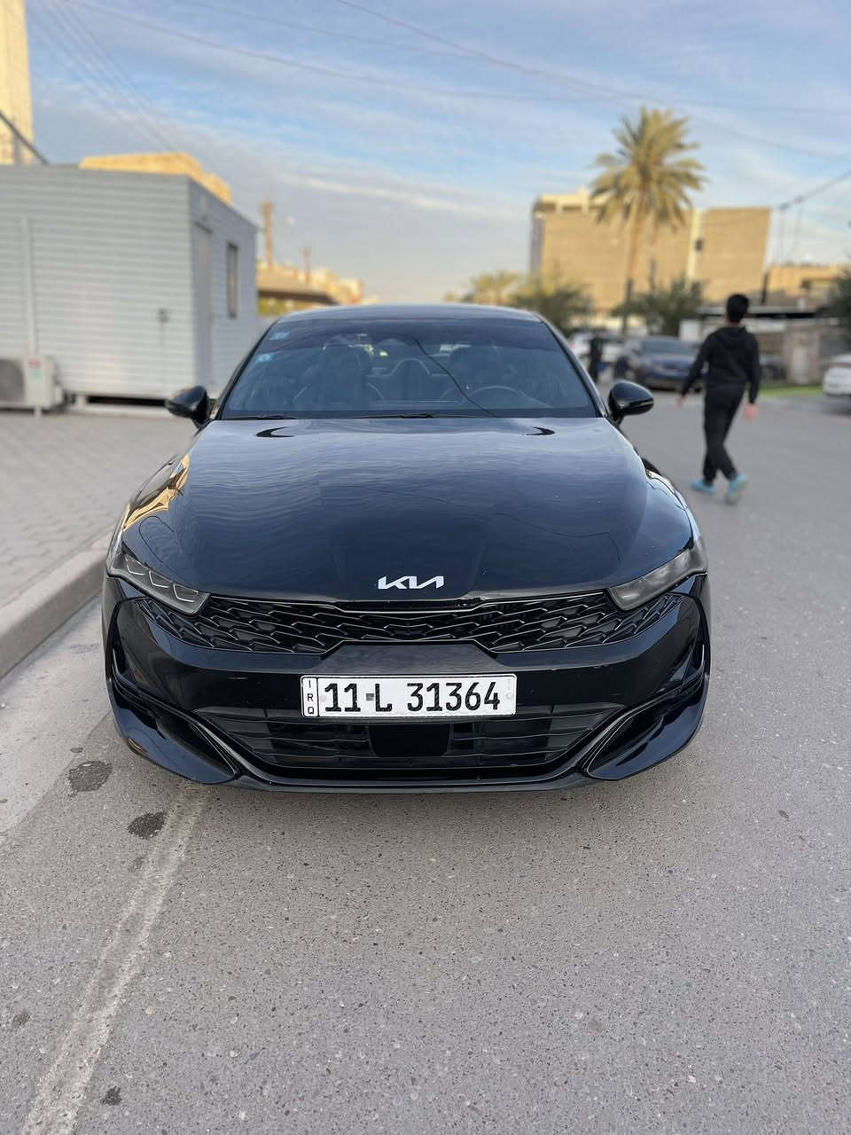 السلام عليكم 
كيا كي فايف 
موديل ٢٢ 
جيتي لاين فول 
بنورما 
تشغيل عند بعد 
كشنات جلد 
داخل لد لمس 
بجم بقلاوة 
بك لايت متصل لد 
اتو هولد 
رادار امامي 
رادار خلفي 
نقطة عمياء 
تبريد بيانو
شاشة كار بلي 
دركةD
كشنات مختم جيتي لاين 
بصمة 
جنطة بصمة 
رقم بغداد بسمي 
حادثهاا بنيد مصبوغ 
وبيهاا بارد 
بدون دواخل وبدون ايرباك السيارة 
ماشية 35 الف 
مكينة وكير مكفولة 
حدادية جديدة
تبريد تدفئة جديد 
تايرات جدد 
سنوية جديدة 
رقم دولي 
ترهم مراوس 
مكاني بغداد حي الجامعة 
***********
