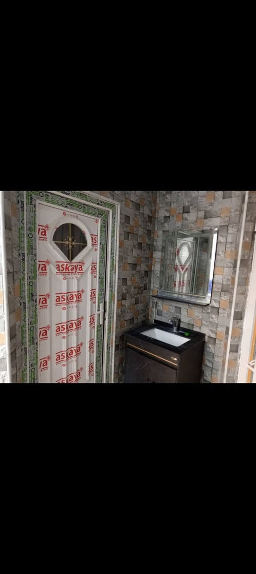 السلام عليكم بيت بخاجية الضباط قرب مدرسة النهرين الاهلية يتكون من 4غرفنوم صالة وهول مطبخ حار بارد مع 5حمامات ومنورين الواجهة الأمامية 12.5 النزال20المساحة الكلية 250 للبيع علما سنة البناء22 الاتصال على الرقم التالي ***********@
