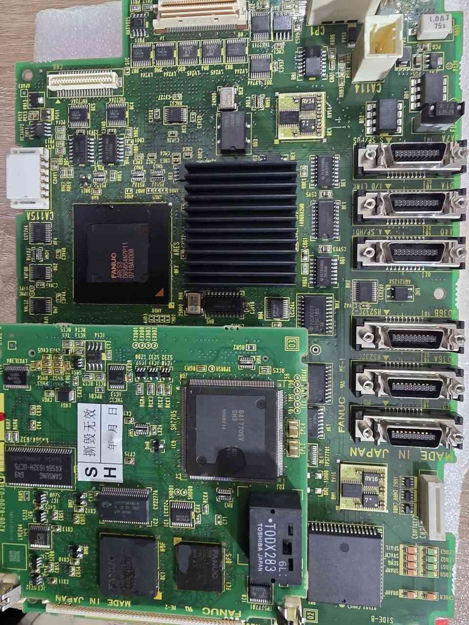 الاستخدام: تُستخدم كلوحة تحكم رئيسية (Motherboard) في أنظمة التحكم الرقمي باستخدام الحاسوب (CNC) من Fanuc.
التطبيق: تعتبر جزءاً أساسياً في تشغيل آلات الـ CNC، والأنظمة الروبوتية، وخطوط الإنتاج المؤتمتة.
المنشأ: صناعة يابانية (Made in Japan)، كما هو موضح على اللوحة.
المكونات: تحتوي على معالجات ومنافذ متعددة (مثل RS232) للاتصال والتحكم بالآلات الصناعية شباب سعرها غالي لاحد يكسر بل قطعه الي تخدمه ينطي سعر بيها التواصل ع الرقم ***********
