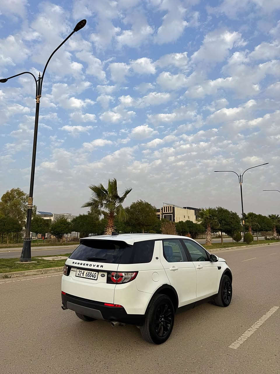 {Land Rover discovery 2019}
🇬🇧~~~~~~~~~~~~~~~155$~~~~~~~~~~~~~🇬🇧
(وارد امريكى حادث بس نص بوند و شوية تعديل عل جاملغ سكن بدون دواخل بدون ارباگ)
موديل : ٢٠١٩
مكينة : 2.0 ليتر 4سلندر بنزين توربو
ماشية : ٧٣ الف حقيقى
لون : ابيض
رقم شاصى : SALCP2FX6KH815485
سعر : 155$ ورقه و مجال 
مواصفات: نص فول بدون بانوراما 
                  —————————————-
گير و مكينة و كهربائي كل شرط 
رقم و سنوى جديد تحويل مباشر 
سيارة الحمدلله جاهزه بدون نقص 
                 ——————————————
مكان سيارة / اربيل شارع ٦٠ 
رقم موبيل /***********
                                        📲***********
سعر سيارة / ١٥٥٠٠$ دولار امريكى و مجال 
🇬🇧~~~~~~~~~~~~~~~~~~~~~~~~~~~~~~~~🇬🇧 أربيل, العراق
