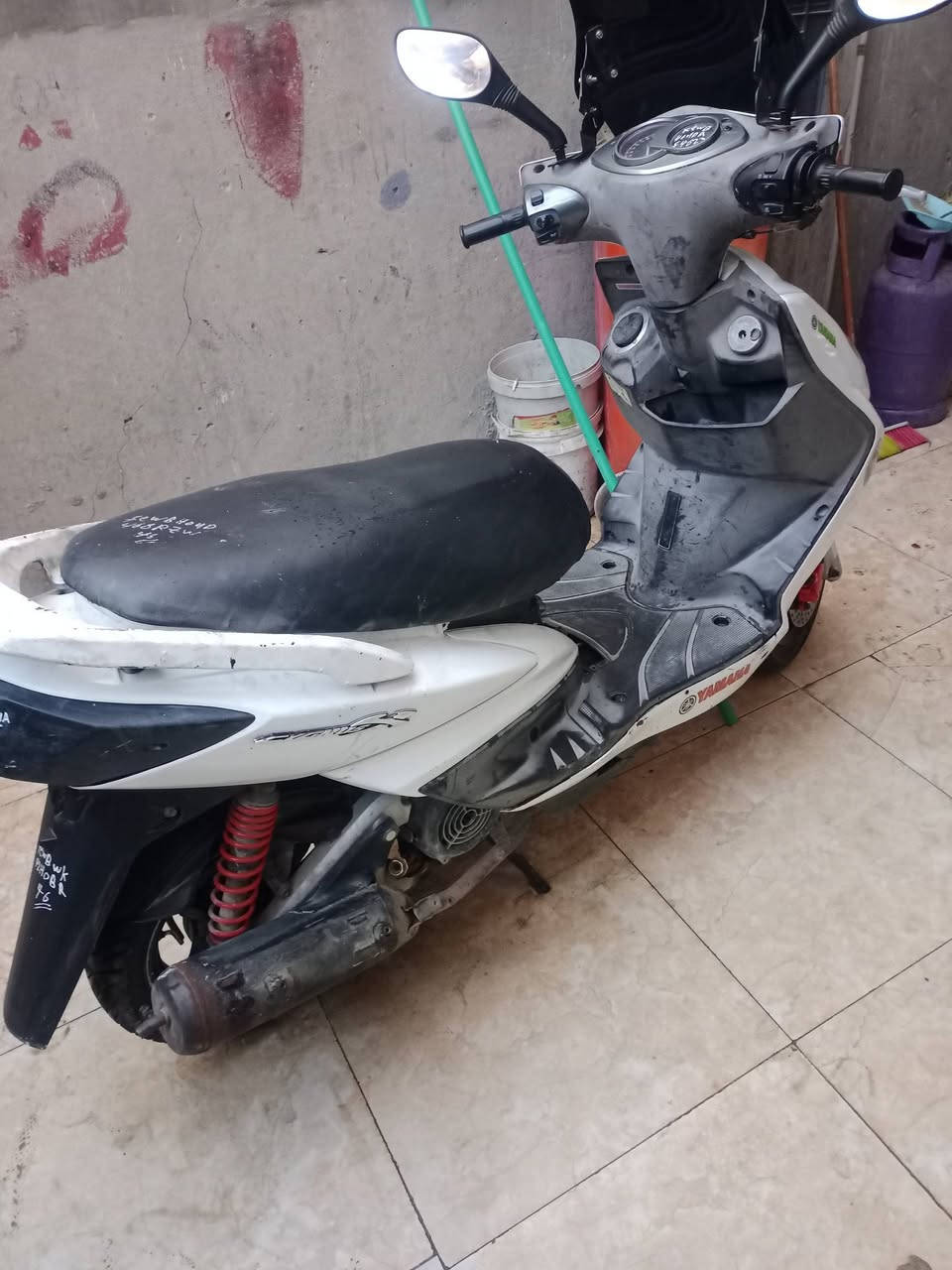 السلام عليكم للبيع سكنس فحل ياباني كابريتر دراجه ابلاديه كفرات اصليه ومختمه شلعه  ومعدل لايت زنون كهربائيات كلها شغاله تايرات جدد محرك اخرس لاتبخير ولانضوح مكان الدراجه بغداد حي الجهاد 500سعرها *********** و ***********متواجد وات ساب ملاحظه سلف وهندر بكل وقت

