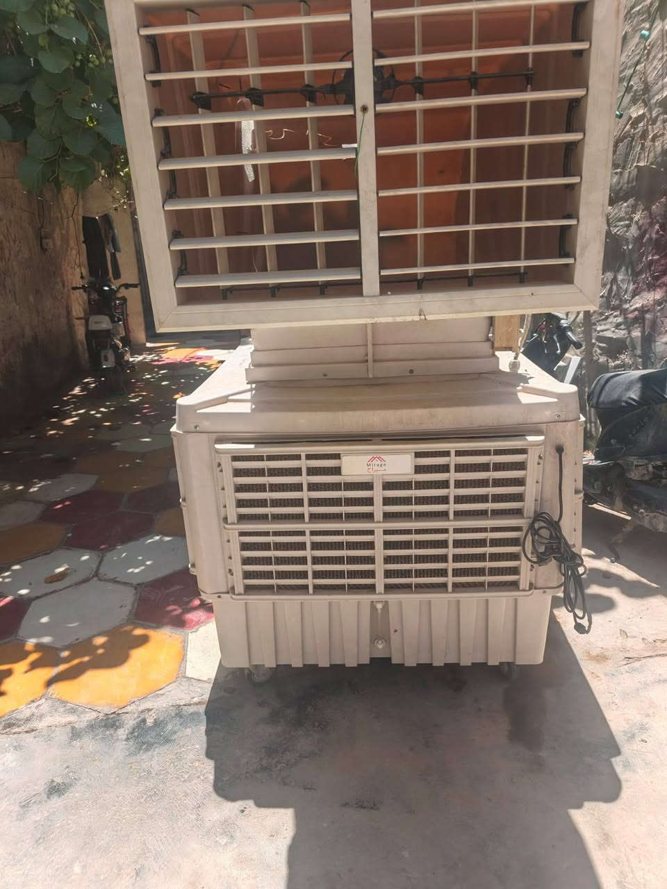 مبردة للبيع ام الدكت عملاقةالحجم الكبير 400 الف وبيها مجال
اكرر الحجم الكبير مو الصغيرة مثل ما واضح بالصورة ترهم للمواكب لو بيوت كبار 
للاتصال ***********
