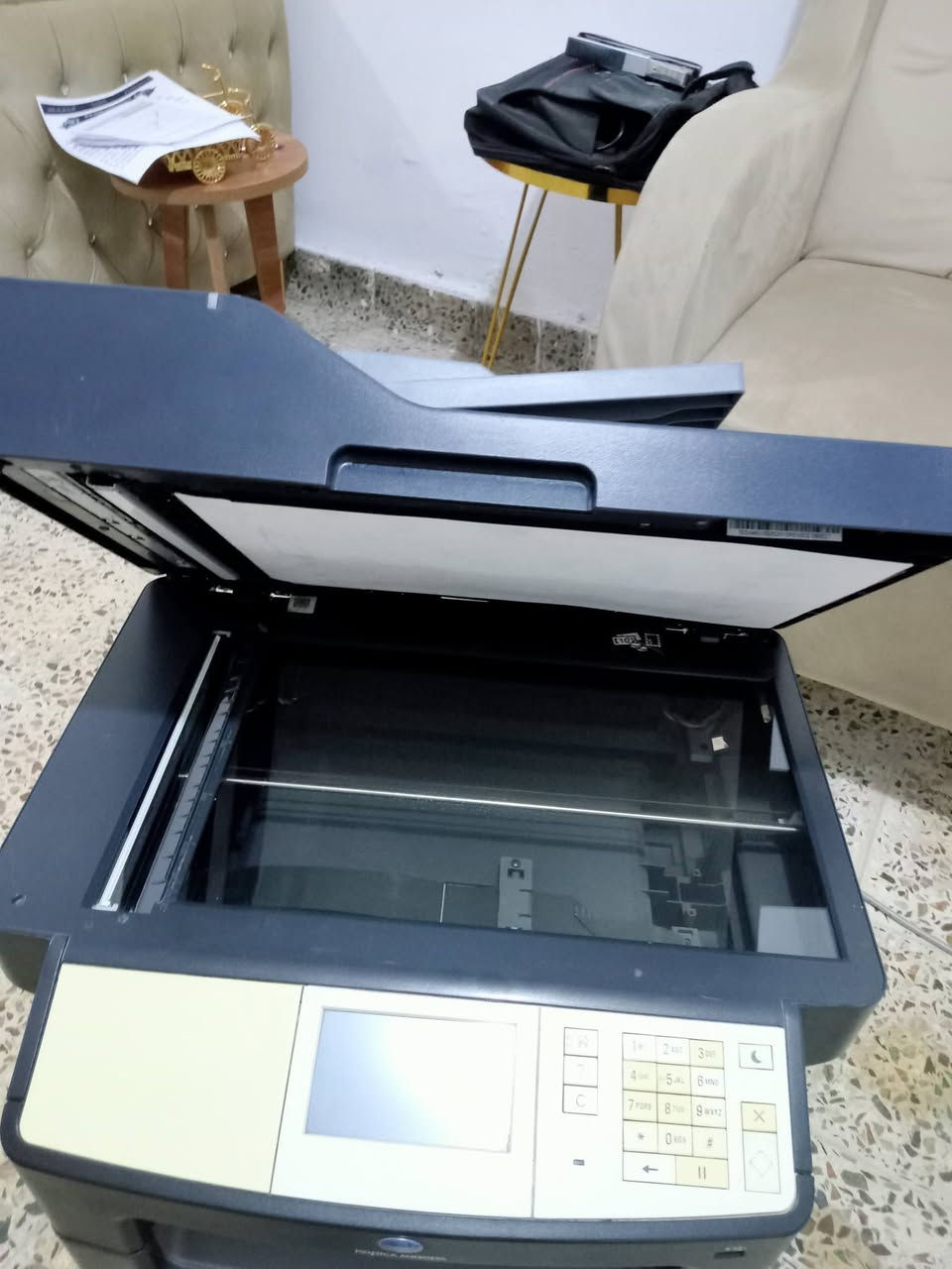 جهاز استنساخ وطابعة وسكنر ابيض واسود نوع مينولتا بزهاب حجم 4020 سرعته 25 نسخه بالدقيقة يفيد الدوائر الحكومية والمدارس والطلاب يسحب وجهين سعر الحبر 15 الف يحسب من الفلاش ومنفذ إنترنت السعر 200  الف واتساب ***********
