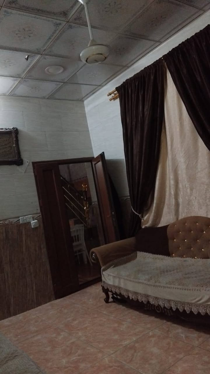 للبيع بيت ٥٠ متر طابو صرف حي الإطارات نهايه شارع ٦٠ طابق ونص لبيت نضيف جدآ طابوق جمهوري سقف كونكريت مسلح رقم ***********
