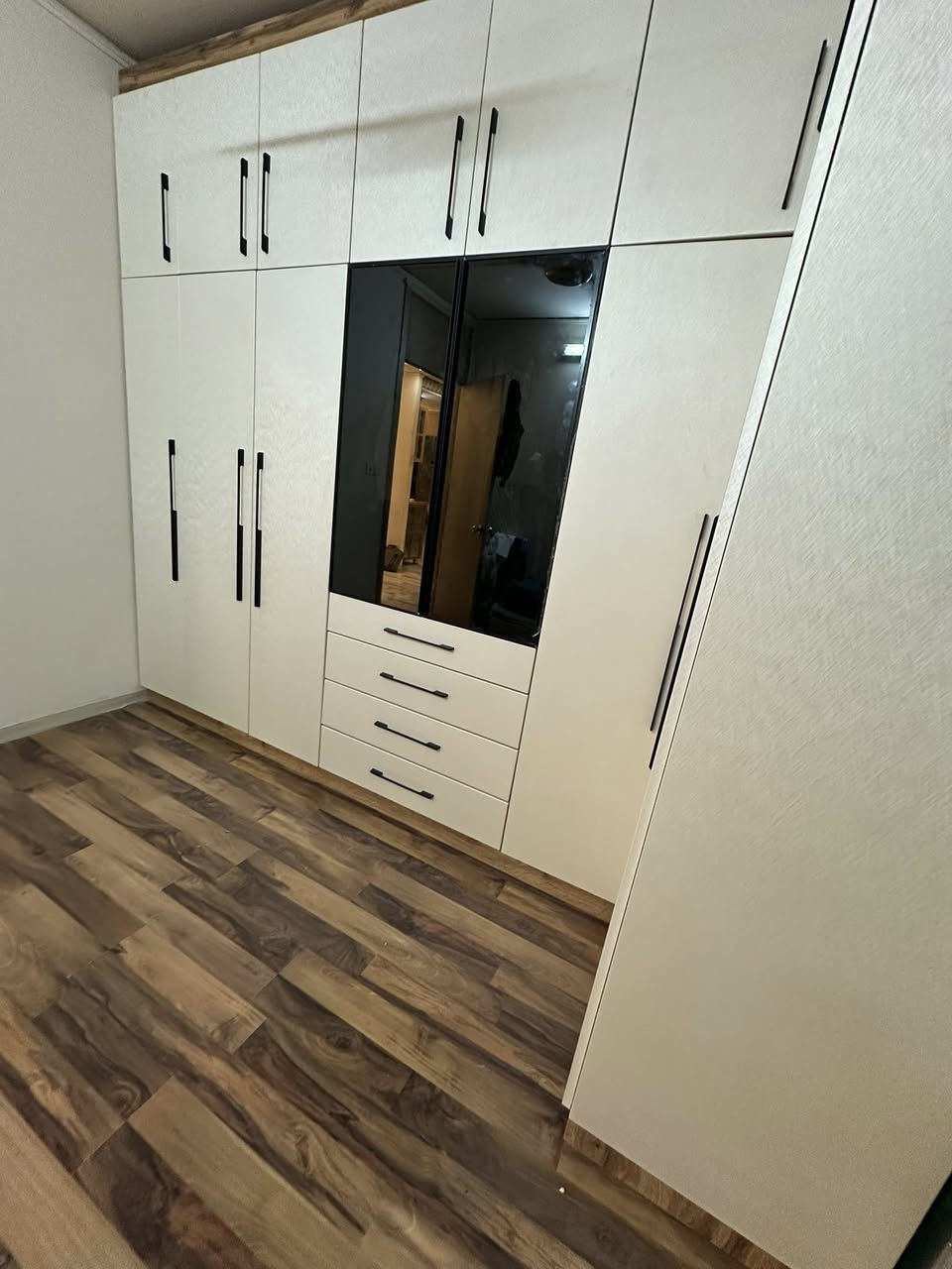 من اعمالنا التي نفتخر بها #كنتور حسب الطلب تزكام نظام كابينات يعني تكدر تنقلة بسهولة عباره عن 10 فطع شرط الضمان 
المواصفات الخارج hdf الماني شركة يلدز 
الداخل mdf تركي درجه اولى الداخل 
*********** 
#بسماية #ديكوراتي
