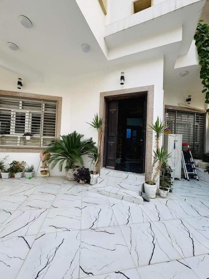 🏠 دار للبيع للبيع 

📍الموقع حي الحدباء فئة أ 

المساحة 200 م 

الواجه 10 ❌20

↕️مكون من طابقين 

♦️الطابق الاول 

استقبال ومطبخ حار وبارد وهول وغرفتين نوم سويت صحيات

♦️الطابق الثاني 

هول وثلاثة غرف نوم سويت وصحيات وسطوح ناصي وسطوح عالي 

✅ السعر 370.000.000 قابل للتفاوض 

⬇️⬇️⬇️⬇️للاستفسار مراجعة مكتب المدينه سايدين الصديق قرب مرطبات البحرين 

***********

***********
