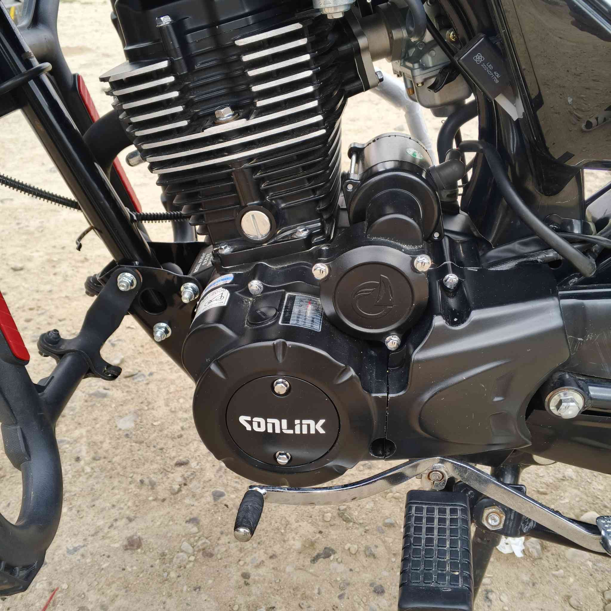 دراجه سولنك 25 محرك 200cc دراجه حيل نضيفه مثل ما واضح بلصوره بصمات 2 سويجات 2  عله وضع شركه وياه منفيس  فقط سعر 950 / ***********‬‏
